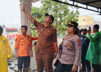 Kapolsek Siantar Utara, AKP Jahrona Sinaga SH, pimpin pengecekan peristiwa kebakaran satu unit rumah, di Jalan Kain Batik No.29 Pematangsiantar, pada Selasa (8/7/2025) siang.