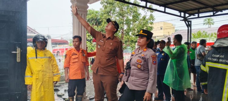 Kapolsek Siantar Utara, AKP Jahrona Sinaga SH, pimpin pengecekan peristiwa kebakaran satu unit rumah, di Jalan Kain Batik No.29 Pematangsiantar, pada Selasa (8/7/2025) siang.