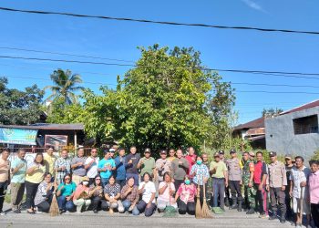 Polsek Siantar Selatan mengikuti kegiatan gotong royong massal, membersihkan lingkungan di Jalan Pangaribuan, Kelurahan Martimbang, Kecamatan Siantar Selatan, Kota Pematangsiantar, pada Jumat (18/7/2025) pagi.