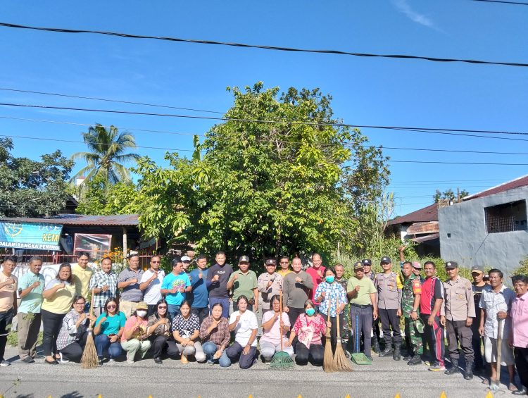 Polsek Siantar Selatan mengikuti kegiatan gotong royong massal, membersihkan lingkungan di Jalan Pangaribuan, Kelurahan Martimbang, Kecamatan Siantar Selatan, Kota Pematangsiantar, pada Jumat (18/7/2025) pagi.