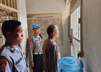 Wakapolres Pematangsianțar, Kompol Hendrik Situmorang MM, melakukan inspeksi mendadak ke ruangan piket penjagaan, SPKT dan tahanan, pada Selasa (8/7/2025) pagi.