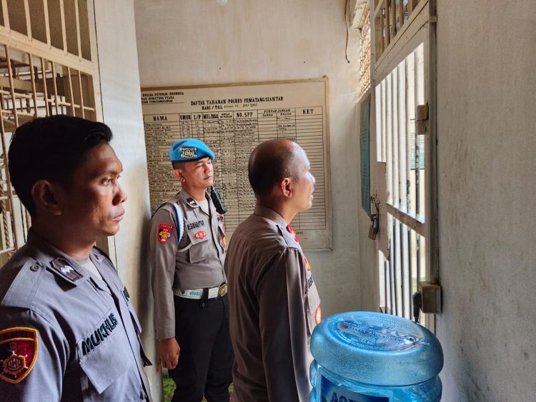 Wakapolres Pematangsianțar, Kompol Hendrik Situmorang MM, melakukan inspeksi mendadak ke ruangan piket penjagaan, SPKT dan tahanan, pada Selasa (8/7/2025) pagi.