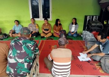 Bhabinkamtibmas Kelurahan Gurilla, AIPDA Rindu A. Saragih SH, menghadiri rapat pembangunan Jalan Pertanian di Ring Road, Jalan Gurilla Utara, pada Senin (11/8/2025) sore.