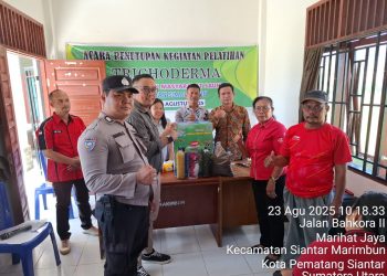 Bhabinkamtibmas Kelurahan Simarimbun, Bripka Johannes C. Siregar, menghadiri kegiatan penutupan Pelatihan Tricoderma Pemberdayaan Masyarakat yang berlangsung di Kantor BPP/Badan Penyuluhan Pertanian Dinas Pertanian dan Ketahanan Pangan Kota Pematangsiantar, pada Sabtu (23/8/2025) pagi.