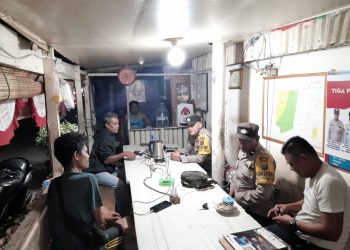 Polsek Siantar Timur melalui personil Bhabinkamtibmas, AIPTU Jerry Adrian, AIPDA V. Saragih, dan AIPDA Hardi N. Silalahi melaksanakan kegiatan Saling (Sapa Siskamling), di Pos Kamling Jalan Senangin, pada Senin (18/8/2025) malam.
