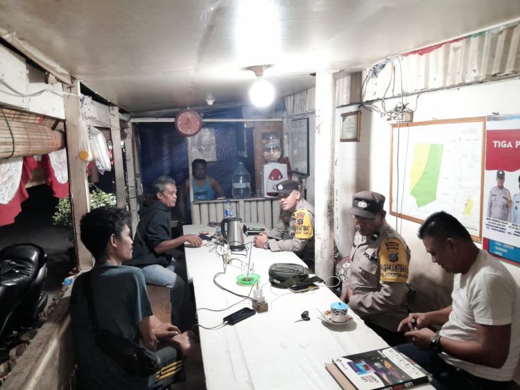 Polsek Siantar Timur melalui personil Bhabinkamtibmas, AIPTU Jerry Adrian, AIPDA V. Saragih, dan AIPDA Hardi N. Silalahi melaksanakan kegiatan Saling (Sapa Siskamling), di Pos Kamling Jalan Senangin, pada Senin (18/8/2025) malam.