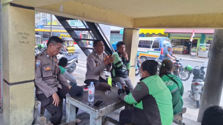 Sat Binmas Polres Pematangsiantar melaksanakan patroli sambang kamtibmas dan silahturahmi kepada masyarakat di Kecamatan Siantar Barat, pada Selasa (12/8/2025) pagi.