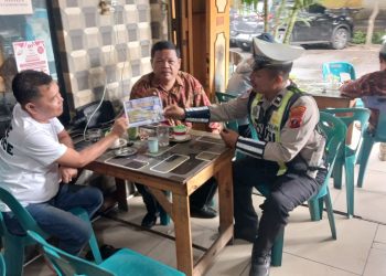 Sat Lantas Polres Pematangsiantar melaksanakan Penerangan Keliling dan Penyuluhan  (Penling Penluh) dengan membagikan brosur tertib berlalulintas, pada Kamis pagi (21/8/2025).