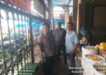 Polsek Siantar Barat melalui Kasub Sekor Pasar Horas, AIPTU Edi Syahputra SH, melaksanakan patroli jalan kaki pada siang hari guna mencegah gangguan kamtibmas seperti tindak pidana pencurian dengan kekerasan (Curas), pencurian dengan pemberatan (Curat) dan pencurian kendaraan bermotor (Curanmor) serta premanisme, di seputaran Pasar Horas, pada Kamis (7/8/2025) siang.