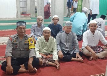 Polsek Siantar Martoba melaksanakan Sholat Jumat Berjamaah, di Masjid Al Fallah yang terletak di Jalan Rakutta Sembiring, pada Jumat (22/8/2025) siang.