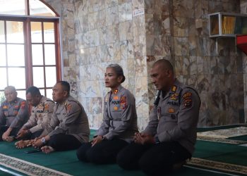Polres Pematangsiantar menggelar doa bersama, sholat dan bagikan sembako kepada para pengendara ojek online (Ojol), di Mesjid Polres Pematangsiantar, pada Sabtu (30/8/2025) pagi.