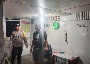 Polsek Siantar Utara melaksanakan sambang ke Pos Kamling Jalan Tanah Jawa, pada Rabu (13/8/2025) malam.