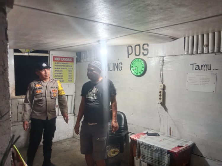 Polsek Siantar Utara melaksanakan sambang ke Pos Kamling Jalan Tanah Jawa, pada Rabu (13/8/2025) malam.