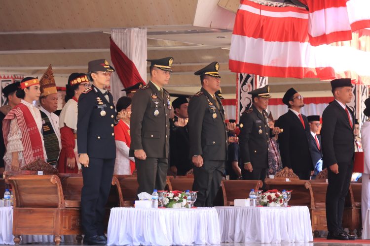 Kapolres Pematangsiantar, AKBP Sah Udur T.M. Sitinjak SH, SIK, MH, mengikuti upacara Detik - detik Proklamasi dan Pengibaran Bendera Merah Putih, di Lapangan Haji Adam Malik, Kota Pematangsiantar, pada Minggu (17/8/2025) pagi.