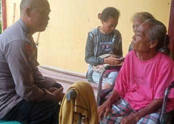 Polsek Siantar Marihat sambangi lanjut usia (Lansia) yang duduk di kursi roda, Ibu Br Panjaitan dan ibu Br Sitorus, di Jalan Durian Atas, pada Selasa (5/8/2025) pagi.