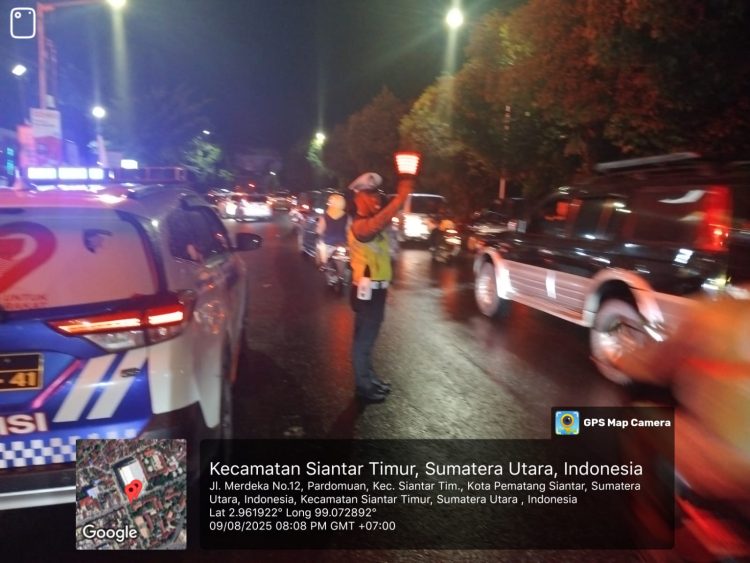 Sat Lantas Polres Pematangsiantar melalui Aiptu BM Pakpahan, SH dan Aipda Carlon Sijabat, melaksanakan kegiatan Blue Light Patrol (BPL), di wilayah hukum Polres Pematangsiantar, pada Sabtu (9/8/2025) malam.