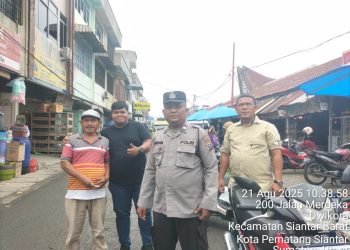 Polsek Siantar Barat melalui Kasub Sektor Pasar Horas, AIPTU Edi Syahputra SH, melaksanakan patroli jalan kaki siang hari, di seputaran Pasar Horas, pada Kamis (21/8/2025).