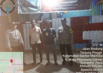 Polsek Siantar Martoba melaksanakan kegiatan SALING (Sapa Siskamling), di Pos Kamling Jalan Rindung, Kelurahan Tanjung Pinggir, Kecamatan Siantar Martoba, Kota Pematangsiantar, pada Rabu (6/8/2025) malam.
