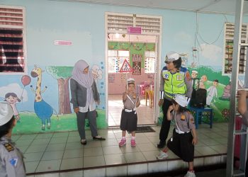 Sat Lantas Polres Pematangsiantar sambangi Taman Kanak kanak (TK) Kemala Bhayangkari Siantar, pada Rabu (6/8/2025) pagi.