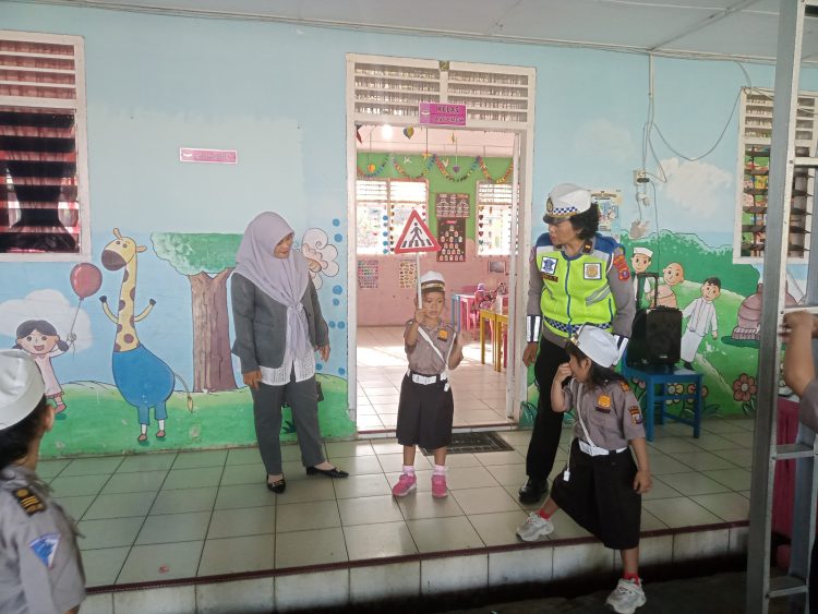 Sat Lantas Polres Pematangsiantar sambangi Taman Kanak kanak (TK) Kemala Bhayangkari Siantar, pada Rabu (6/8/2025) pagi.