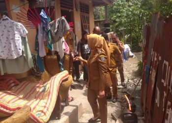 Bhabinkamtibmas Kelurahan Martoba, AIPTU B. Purba mengikuti kegiatan Wakil Wali Kota Pematangsiantar, Herlina, mengunjungi warga yang sedang sakit dan memberikan sembako kepada Ibu Siberia Zenratu, di Jalan Nagur, Gang Angkola, Kelurahan Martoba, Kecamatan Siantar Utara, Kota Pematangsiantar, pada Selasa (5/8/2025) siang.