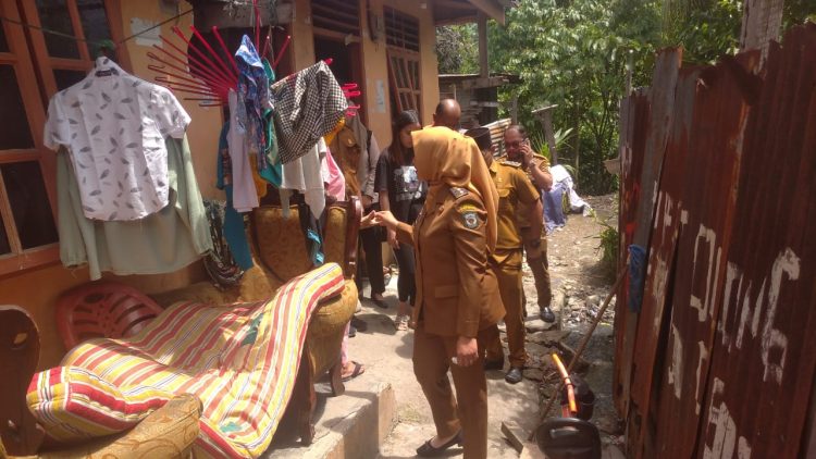 Bhabinkamtibmas Kelurahan Martoba, AIPTU B. Purba mengikuti kegiatan Wakil Wali Kota Pematangsiantar, Herlina, mengunjungi warga yang sedang sakit dan memberikan sembako kepada Ibu Siberia Zenratu, di Jalan Nagur, Gang Angkola, Kelurahan Martoba, Kecamatan Siantar Utara, Kota Pematangsiantar, pada Selasa (5/8/2025) siang.