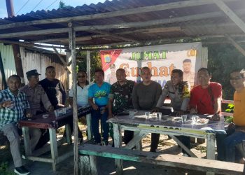 Bhabinkamtibmas Kelurahan Aek Nauli, Aipda Herry Tarigan dan Bhabinkamtibmas Kelurahan Toba, Aipda Eko Silalahi melaksanakan kegiatan jumat Curhat Kamtibmas kepada masyarakat Jalan Gereja, pada Jumat (8/8/2025) siang.