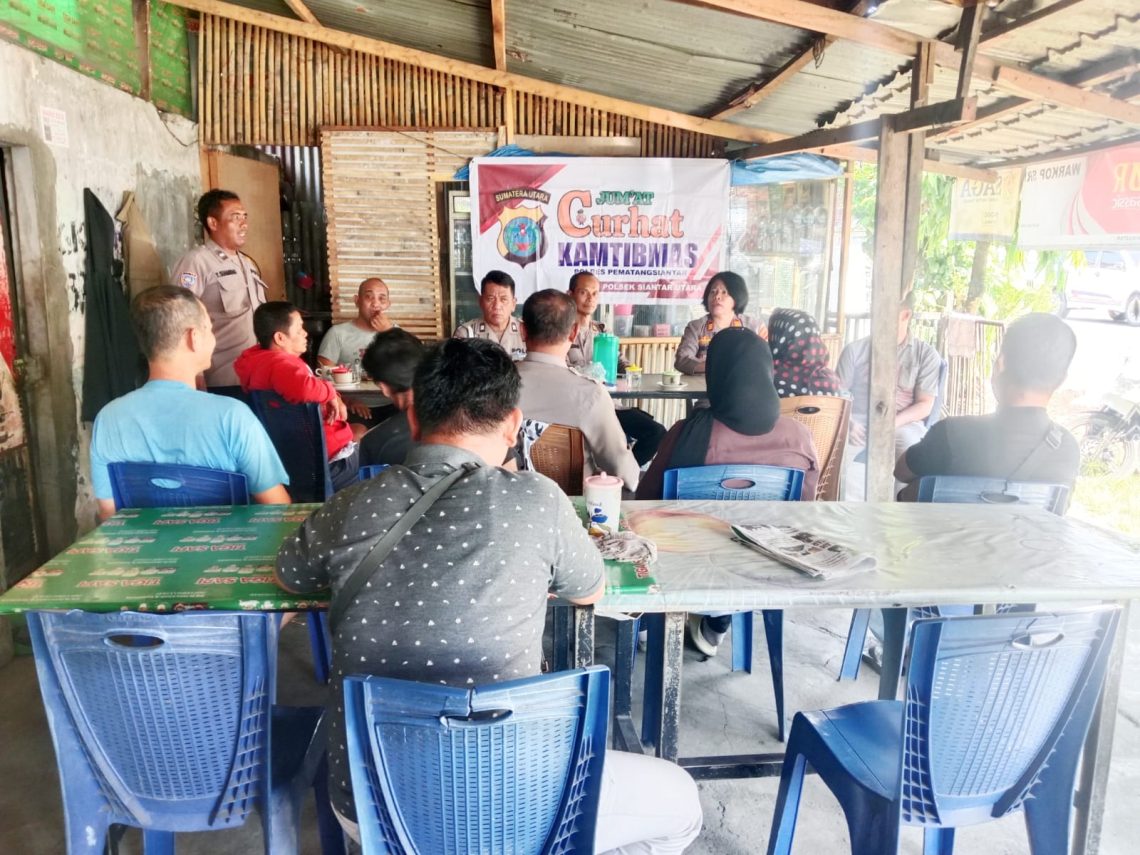 Polsek Siantar Utara menggelar kegiatan Jumat Curhat Kamtibas kepada masyarakat Jalan Patuan Anggi, tepatnya di Warung Sry Rajawali, pada Jumat (22/8/2025) pagi.