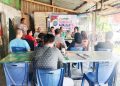 Polsek Siantar Utara menggelar kegiatan Jumat Curhat Kamtibas kepada masyarakat Jalan Patuan Anggi, tepatnya di Warung Sry Rajawali, pada Jumat (22/8/2025) pagi.