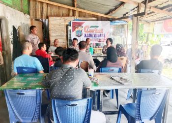 Polsek Siantar Utara menggelar kegiatan Jumat Curhat Kamtibas kepada masyarakat Jalan Patuan Anggi, tepatnya di Warung Sry Rajawali, pada Jumat (22/8/2025) pagi.