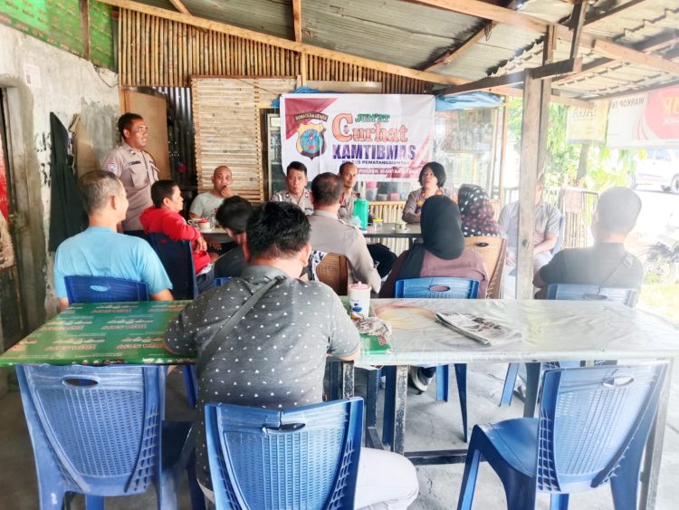Polsek Siantar Utara menggelar kegiatan Jumat Curhat Kamtibas kepada masyarakat Jalan Patuan Anggi, tepatnya di Warung Sry Rajawali, pada Jumat (22/8/2025) pagi.