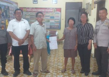 Bhabinkamtibas Kelurahan Kristen, BRIPKA Swandi menyelesaikan masalah dugaan selisih paham antara abang adik kandung, pada Selasa (5/8/2025) pagi.