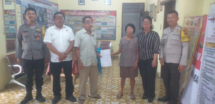 Bhabinkamtibas Kelurahan Kristen, BRIPKA Swandi menyelesaikan masalah dugaan selisih paham antara abang adik kandung, pada Selasa (5/8/2025) pagi.