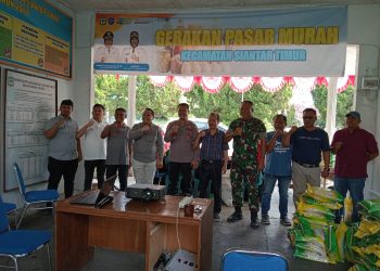 Kapolsek Siantar Timur, IPTU Edy J.J. Manalu SH, MH, menghadiri acara Gerakan Stand Pangan Murah Kecamatan Siantar Timur, di Kantor Kecamatan Siantar Timur, pada Sabtu (30/8/2025) pagi.