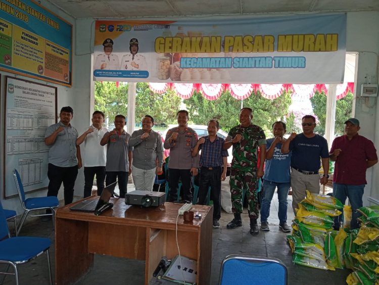 Kapolsek Siantar Timur, IPTU Edy J.J. Manalu SH, MH, menghadiri acara Gerakan Stand Pangan Murah Kecamatan Siantar Timur, di Kantor Kecamatan Siantar Timur, pada Sabtu (30/8/2025) pagi.