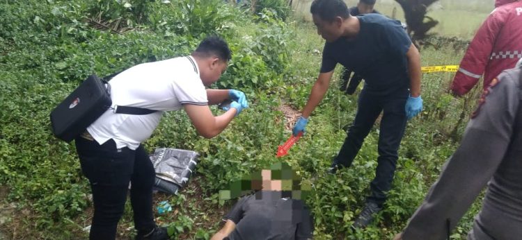 Personil Polsek Siantar Martoba - Polres Pematangsiantar, melakukan pengecekan Tempat Kejadian Perkara (TKP) temuan mayat, di Jalan Tuan Rondahaim, tepatnya di Jalan Samping Kusuk Lulur Amor, pada Minggu sore (3/8/2025).