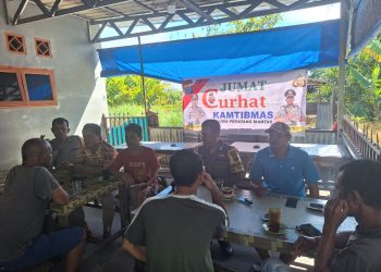 Polsek Siantar Marihat melaksanakan Jumat Curhat Kamtibmas, di Jalan Bahkora 2, tepatnya di Warung Bapak Enjel Simbolon, pada Jumat (29/8/2025) pagi.