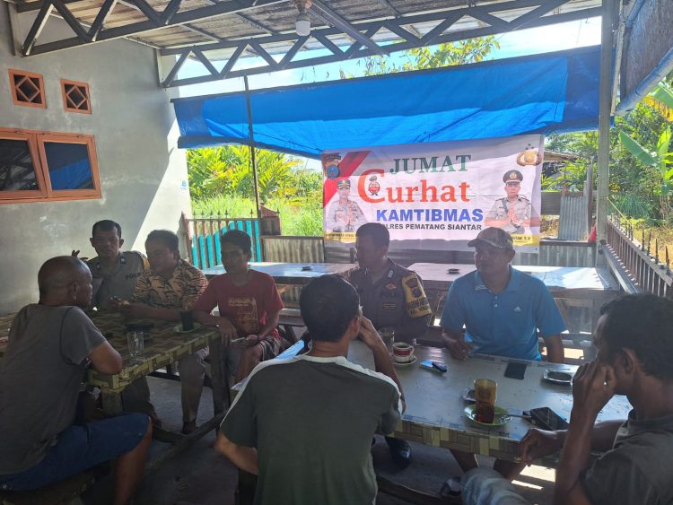 Polsek Siantar Marihat melaksanakan Jumat Curhat Kamtibmas, di Jalan Bahkora 2, tepatnya di Warung Bapak Enjel Simbolon, pada Jumat (29/8/2025) pagi.