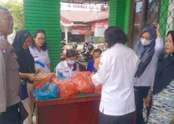 Bhabinkamtibmas Kelurahan Sumber Jaya, AIPTU Ramses M. Tambunan, monitoring pembagian bantuan makanan bagi anak khusus stunting, pada Rabu (27/8/2025) pagi.