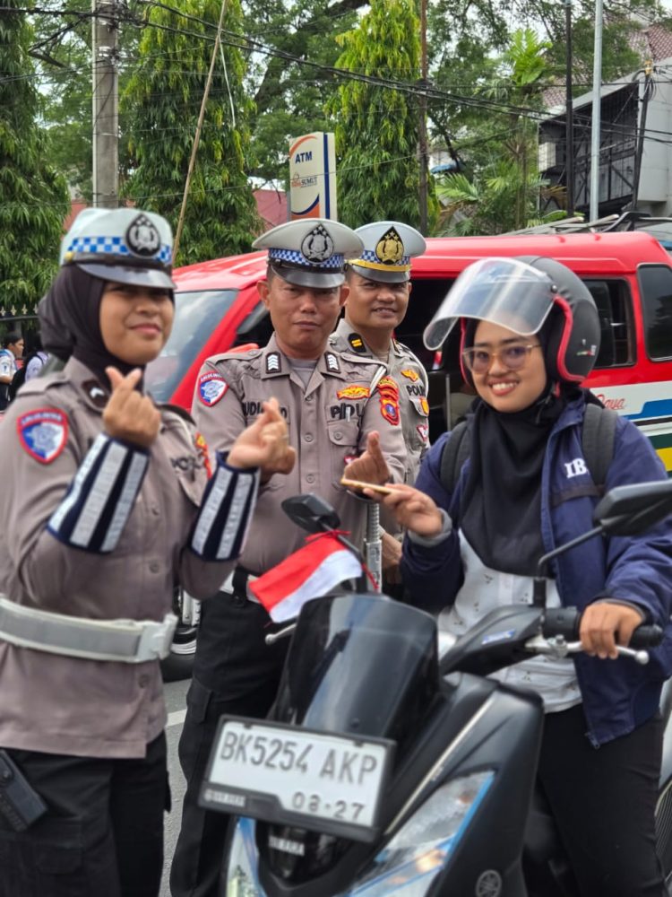 Polres Pematangsiantar melalui Satuan Lalulintas (Sat Lantas) dan Satuan Intelkam, membagikan Bendera Merah Putih kepada masyarakat, pada Rabu (6/8/2025) siang, sekira pukul 12.00 WIB, di depan Lapangan Parkir Pariwisata, Jl. Merdeka, Kelurahan Proklamasi, Kecamatan Siantar Barat.