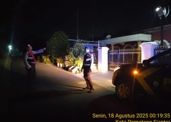 Satuan Samapta Polres Pematangsiantar melaksanakan Blue Light Patrol (BLP) menggunakan mobil dinas, di wilayah hukum Polres Pematangsiantar, pada Minggu (17/8/2025) malam.