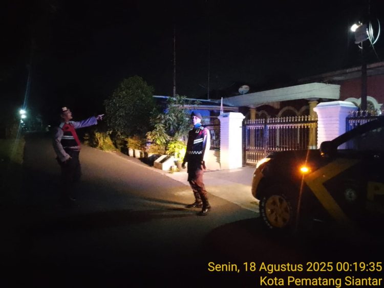 Satuan Samapta Polres Pematangsiantar melaksanakan Blue Light Patrol (BLP) menggunakan mobil dinas, di wilayah hukum Polres Pematangsiantar, pada Minggu (17/8/2025) malam.