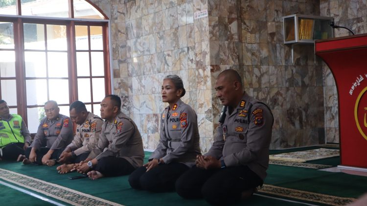 Polres Pematangsiantar menggelar doa bersama, sholat dan bagikan sembako kepada para pengendara ojek online (Ojol), di Mesjid Polres Pematangsiantar, pada Sabtu (30/8/2025) pagi.