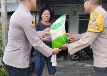 Polsek Siantar Timur melaksanakan kegiatan Jumat Berkah dengan memberikan bantuan sosial (Bansos) berupa beras kepada warga yang membutuhkan, pada Jumat (15/8/2025) sore.