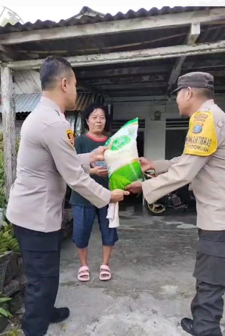 Polsek Siantar Timur melaksanakan kegiatan Jumat Berkah dengan memberikan bantuan sosial (Bansos) berupa beras kepada warga yang membutuhkan, pada Jumat (15/8/2025) sore.