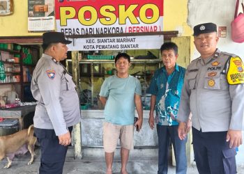 Bhabinkamtibmas, Aiptu Poltak Sinambela, Aipda Adilman Manalu dan Aipda Ijon Saragih, melaksanakan patroli Posko Bebas dari Narkoba (Bersinar), di Jalan Pisang, pada Minggu (10/8/2025) pagi.