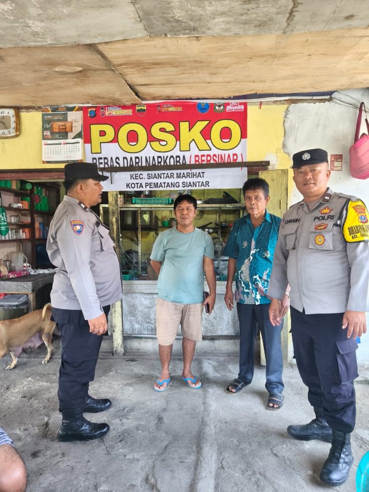 Bhabinkamtibmas, Aiptu Poltak Sinambela, Aipda Adilman Manalu dan Aipda Ijon Saragih, melaksanakan patroli Posko Bebas dari Narkoba (Bersinar), di Jalan Pisang, pada Minggu (10/8/2025) pagi.