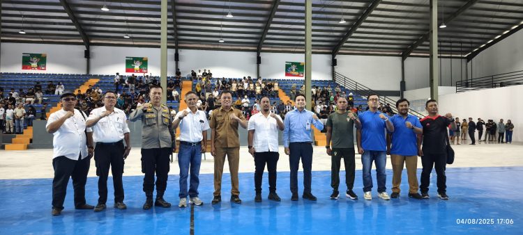 Kasubbag Dalpers Bag SDM, AKP Jon Harno Purba, menghadiri pembukaan Turnamen Futsal antar Instansi 2025 Kota Pematangsiantar yang berlangsung di GOR Suzuya Merdeka Mall, pada Senin (4/8/2025) sore.