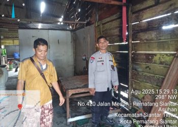 Polsek Siantar Timur, gerak cepat melakukan pengecekan Tempat Kejadian Perkara (TKP) kebakaran rumah warga, di Jalan Ahmad Yani Simpang Rambung Merah, Kelurahan Asuhan, Kecamatan Siantar Timur, Kota Pematangsiantar, pada Jumat (1/8/2025) sore.