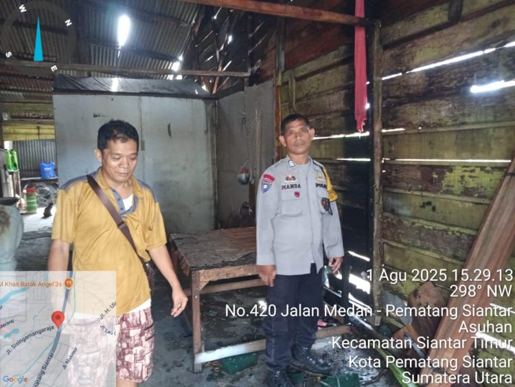 Polsek Siantar Timur, gerak cepat melakukan pengecekan Tempat Kejadian Perkara (TKP) kebakaran rumah warga, di Jalan Ahmad Yani Simpang Rambung Merah, Kelurahan Asuhan, Kecamatan Siantar Timur, Kota Pematangsiantar, pada Jumat (1/8/2025) sore.